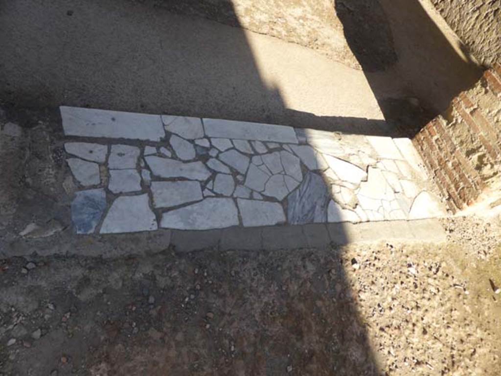 II.2 Herculaneum, September 2015. Looking north through doorway into entrance room, from peristyle in north-east corner.